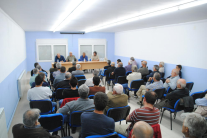 Un vigilant del canal obrint ahir la comporta d’una conducció a Sidamon.