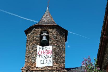 El campanar de Sant Roc de Farrera, ahir amb la pancarta.
