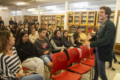 Vida i obra de Vallverdú, a escena - El Teatre de l’Escorxador de Lleida va acollir ahir en doble funció l’espectacle Univers Vallverdú, un muntatge sobre l’escriptor lleidatà readaptat en format més íntim respecte a l’estrenat el 201 ...