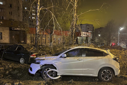 Un coche dañado en Belgorod por el ataque de un caza ruso.