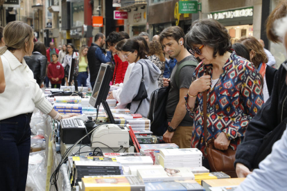 Una parada de libros, ayer por la mañana en la calle Major, con numerosos compradores que se adelantaron ya a la ‘diada’ dominical de hoy.