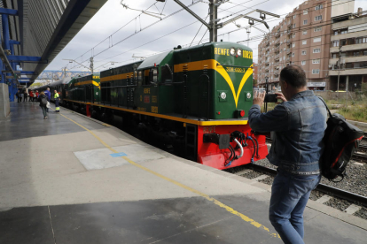 Un grup de passatgers abans de pujar a bord del Tren dels Llacs.