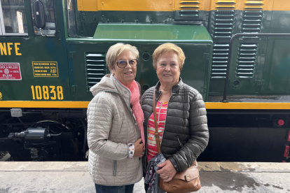 Un grup de passatgers abans de pujar a bord del Tren dels Llacs.