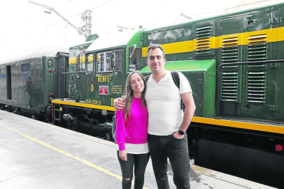 Un grup de passatgers abans de pujar a bord del Tren dels Llacs.