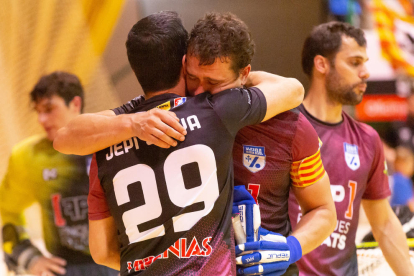 Nuno Paiva festeja el gol que forzaba la prórroga ante un Onze de Setembre prácticamente lleno.