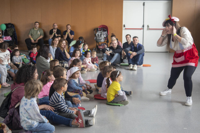 Actuació molt animada de Lali BeGood, ahir al migdia a l’escola Àngel Guimerà de Tàrrega.