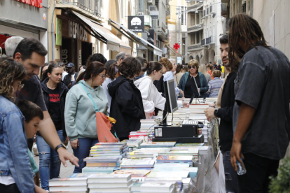 Una parada de llibres, ahir a l’Eix Comercial de Lleida.