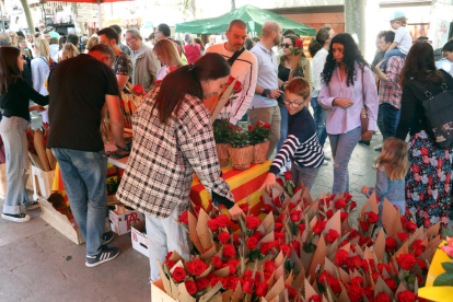 Lleida responde de manera masiva al llamamiento para celebrar la festividad de Sant Jordi a la ciudad