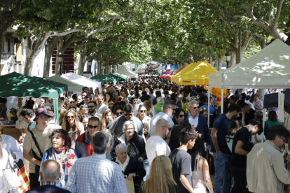 El ‘Eix Literari’ de Lleida, de la avenida Francesc Macià a la rambla Ferran, se colapsó de público ayer en las horas punta de la ‘diada’.