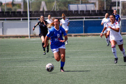 Gema Arrabal corre cap a la porteria en la jugada que va acabar en el segon gol de l’AEM.