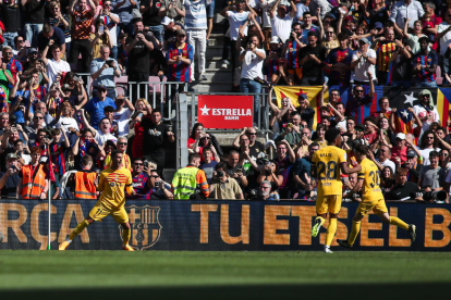 Ferran Torres celebra el gol que va marcar poc abans d’acabar la primera part i que va servir per sumar tres punts vitals que posen el títol de lliga una mica més a prop al Barça.