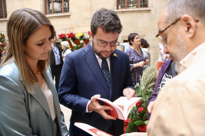 Un Sant Jordi per celebrar “el que ens uneix” - L’alcaldable del PSC a Barcelona, Jaume Collboni, va dir que Sant Jordi és un dia “de celebrar el diàleg, que ens uneix, la cultura”, i va indicar que els veïns enyoraven una diada “fel ...