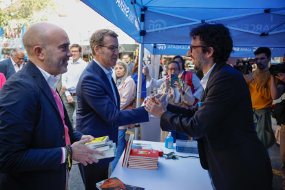 Un Sant Jordi per celebrar “el que ens uneix” - L’alcaldable del PSC a Barcelona, Jaume Collboni, va dir que Sant Jordi és un dia “de celebrar el diàleg, que ens uneix, la cultura”, i va indicar que els veïns enyoraven una diada “fel ...