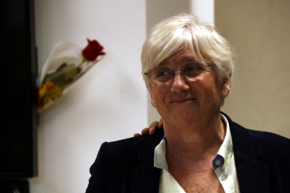 La eurodiputada de Junts Clara Ponsatí en la oficina europarlamentaria de Junts en Barcelona por Sant Jordi.