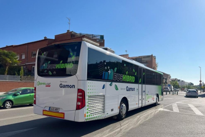 Imagen del autobús híbrido que realiza el servicio Lleida - Alfarràs.