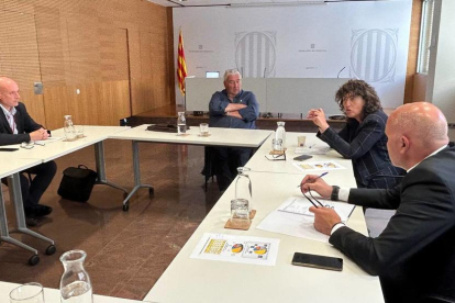 Un moment de la reunió amb la comunitat de regants dels Canals d'Urgell.