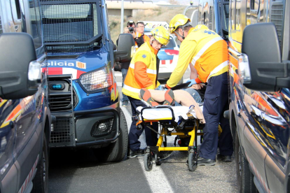 Efectivos del SEM llevándose al hombre que ha resultado herido en la carga de los Mossos d'Esquadra en la A-2, en Soses, el 27 de marzo del 2018.