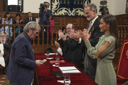 Rafael Cadenas recibió ayer el Premio Cervantes de manos del rey.