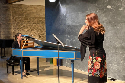 Una intérprete de flauta, en el recital de final de grado.