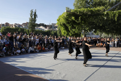 Escuelas de danza de Lleida actúan en la plaza Blas Infante, en Cappont