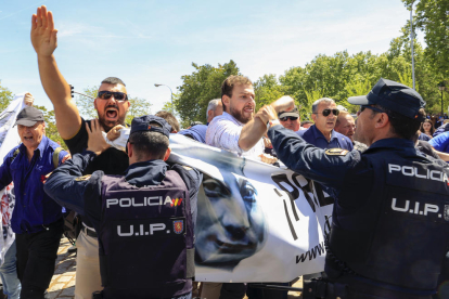 Llegada de los restos de José Antonio Primo de Rivera al cementerio madrileño de San Isidro.