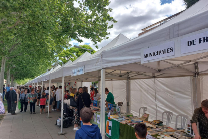 Canvi d’ubicació - Els jardins Joan Carles I de Fraga van acollir ahir els actes del Dia del Llibre, que tradicionalment se celebra al passeig del Cegonyer, ara en obres.