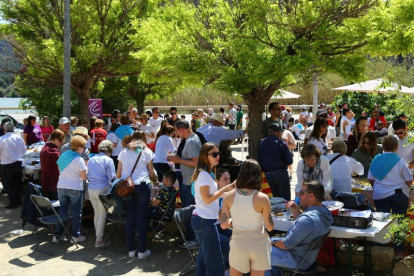 Cambio de ubicación  -  Los jardines Juan Carlos I de Fraga acogieron ayer los actos del Día del Libro, que tradicionalmente se celebra en el paseo de Cegonyer, ahora en obras.