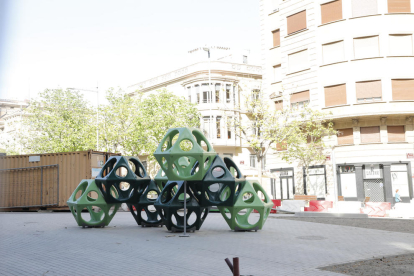 Els jocs infantils de la nova plaça de la rambla d’Aragó a l’encreuament amb Lluís Companys.