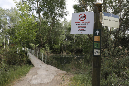 Un dels quatre senyals de prohibició que la Paeria ha col·locat.