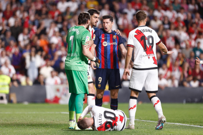 Lewandowski i Ferran Torres es lamenten després d’un gol encaixat.