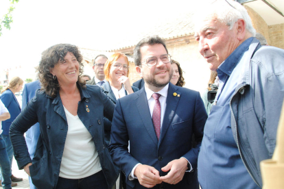 El president de la Generalitat, entre la consellera Jordà i el president del Canal d’Urgell, Amadeu Ros, ahir a Mollerussa.