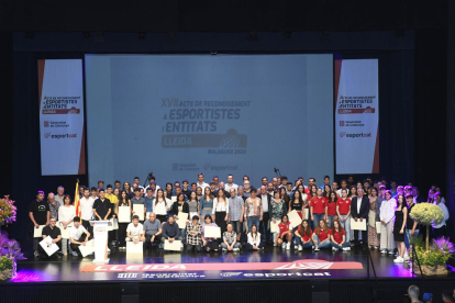 Foto de familia de los deportistas y representantes de equipos y de clubes que fueron premiados ayer por Generalitat en Balaguer.