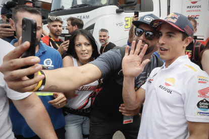 Marc Márquez se fotografía con aficionados en el circuito de Jerez.