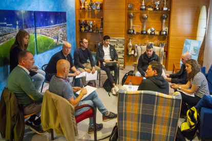 Un moment de la reunió tècnica amb FCF, Paeria i Lleida Esportiu, ahir al Camp d’Esports.