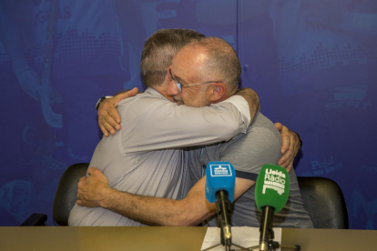 Enric Duch i Albert Folguera, en una emocionada abraçada.