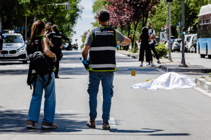 Agentes de la policía custodian el cuerpo de una de las víctimas.