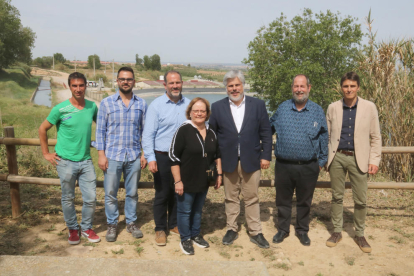 Representants de Junts amb membres de la col·lectivitat de regants de Bell-lloc d'Urgell.