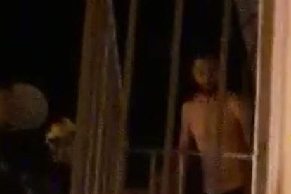 Capturas de un vídeo en el momento en el que el hombre saltó al balcón y cayó al vacío. 