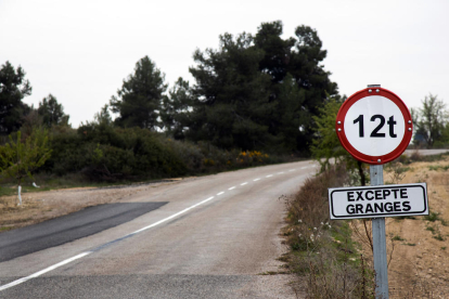La señal que prohíbe el paso a vehículos a partir de 12 toneladas en la carretera parcheada entre Vinaixa y Els Omellons.