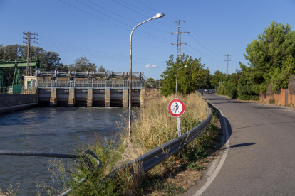 Las compuertas de la Mitjana aseguran el caudal del río en Lleida.