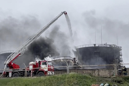 Les flames, avivades pel combustible, van provocar denses columnes de fum visibles a quilòmetres de distància.