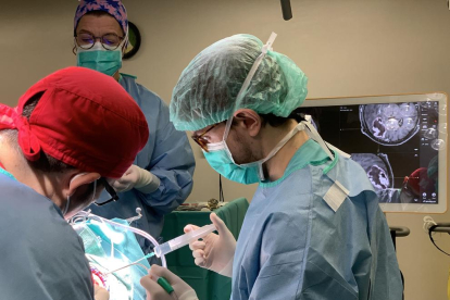 Imatge d’arxiu d’una intervenció quirúrgica a l’hospital Arnau de Vilanova.