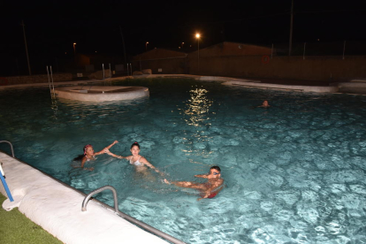 Bañistas nocturnos ayer en las piscinas de Belianes.