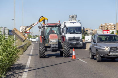 Nova il·luminació per al pont Príncep de Viana i treballs d'estassada als marges de la carretera Ll-11