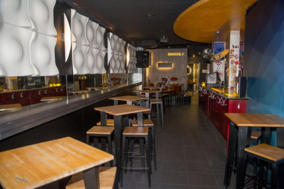 Imatge del pub Maracas, al carrer Bonaire, que ahir va obrir l’interior del local amb llicència de bar.