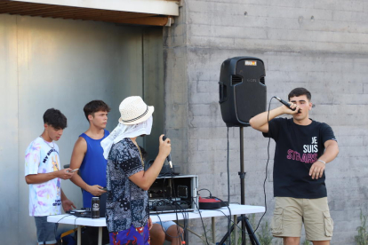 Unas cincuenta personas asistieron a la competición de rap ‘freestyle’, organizada por Freestyle Ckno y la asociación de vecinos del Secà. 