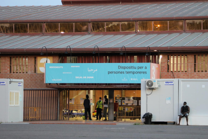 Imagen del pabellón 3 de la Fira de Lleida, que acoge a las personas que buscan trabajo en la fruta.