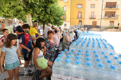 Imatge del repartiment de garrafes d’aigua que va dur a terme ahir l’ajuntament de Bovera.