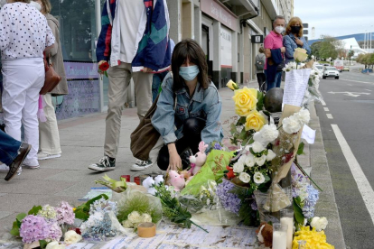 Una dona diposita flors a la zona on va morir Samuel.
