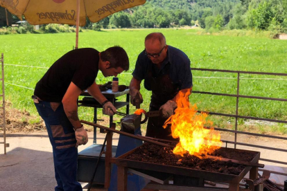 Dos de los forjadores que ayer participaron en la Fira del Ferro de la Vall Ferrera. 
